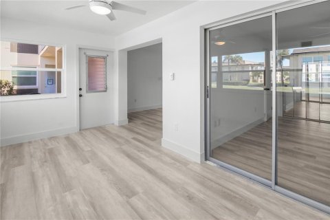 Condo in New Port Richey, Florida, 1 bedroom  № 2259009 - photo 12