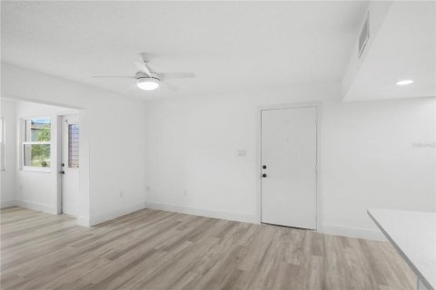 Condo in New Port Richey, Florida, 1 bedroom  № 2259009 - photo 21