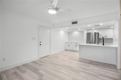 Condo in New Port Richey, Florida, 1 bedroom  № 2259009 - photo 4