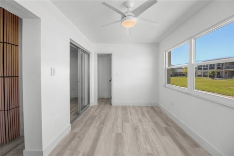 Condo in New Port Richey, Florida, 1 bedroom  № 2259009 - photo 10