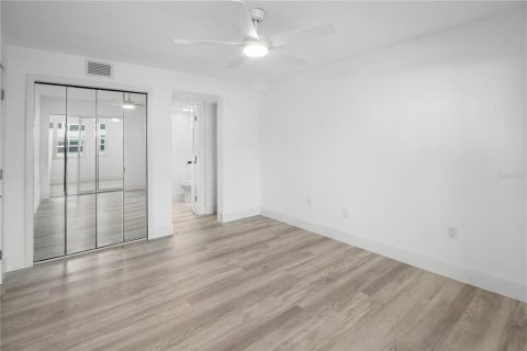 Condo in New Port Richey, Florida, 1 bedroom  № 2259009 - photo 16