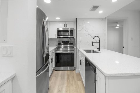Condo in New Port Richey, Florida, 1 bedroom  № 2259009 - photo 7