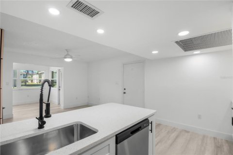 Condo in New Port Richey, Florida, 1 bedroom  № 2259009 - photo 9