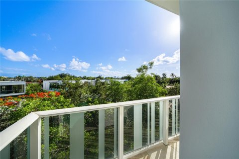 Condo in Miami Beach, Florida, 2 bedrooms  № 2154898 - photo 16