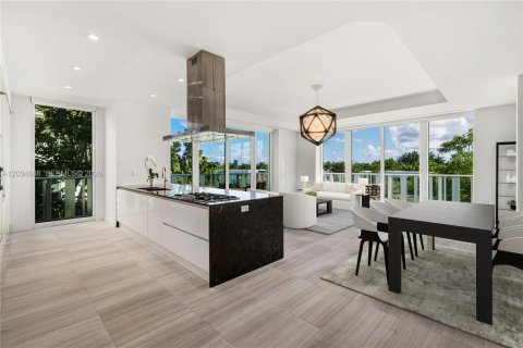 Condo in Miami Beach, Florida, 2 bedrooms  № 2154898 - photo 2