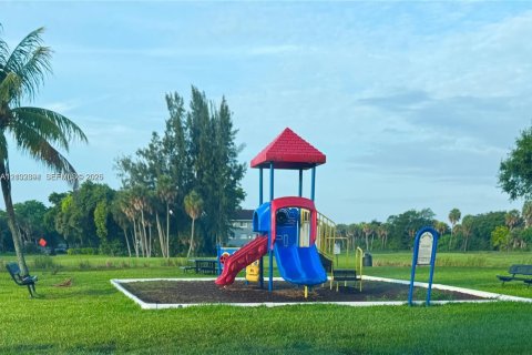 Снять в аренду квартиру в Уэст-Палм-Бич, Флорида 2 спальни, 65.77м2, № 2407236 - фото 9