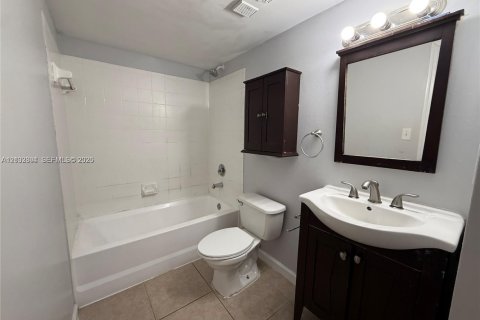 Снять в аренду квартиру в Уэст-Палм-Бич, Флорида 2 спальни, 65.77м2, № 2407236 - фото 4