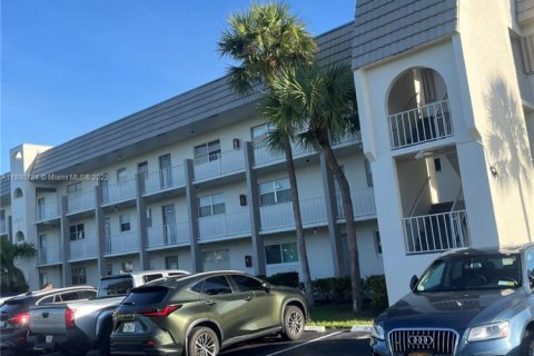 Condo in Sunrise, Florida, 2 bedrooms  № 1932135 - photo 1