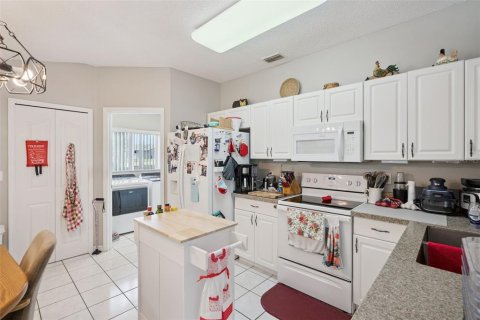 House in Deltona, Florida 3 bedrooms, 142.7 sq.m. № 2412721 - photo 6