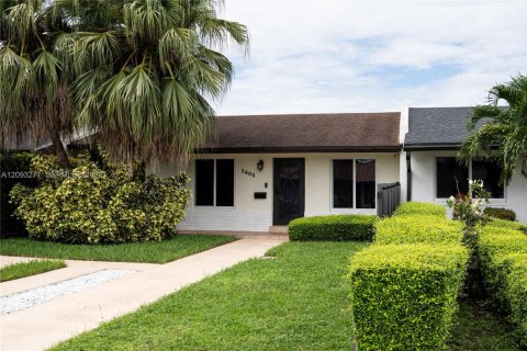 Townhouse in Miami, Florida 3 bedrooms, 94.3 sq.m. № 2387264