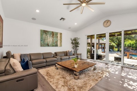 House in Southwest Ranches, Florida 6 bedrooms, 399.11 sq.m. № 1852284 - photo 14