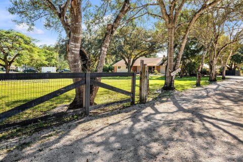 House in Southwest Ranches, Florida 6 bedrooms, 399.11 sq.m. № 1852284 - photo 3