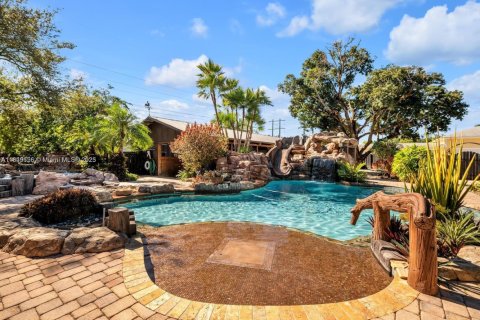 House in Southwest Ranches, Florida 6 bedrooms, 399.11 sq.m. № 1852284 - photo 29