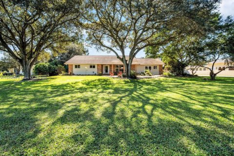 House in Southwest Ranches, Florida 6 bedrooms, 399.11 sq.m. № 1852284 - photo 1