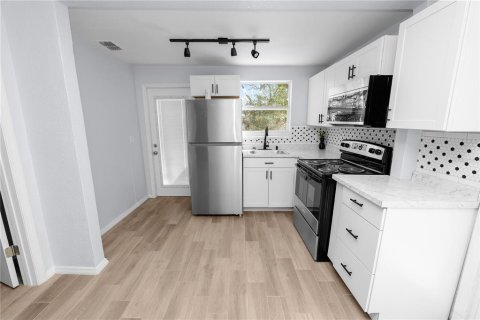 House in Lake Wales, Florida 3 bedrooms, 75.07 sq.m. № 1906378 - photo 10