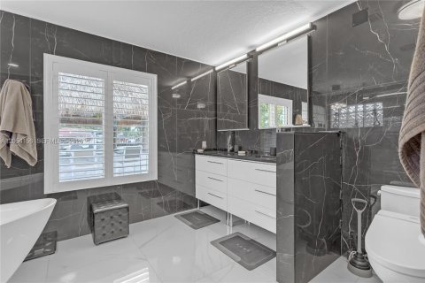 Casa en venta en Fort Lauderdale, Florida, 3 dormitorios, 262.45 m2 № 2150422 - foto 28