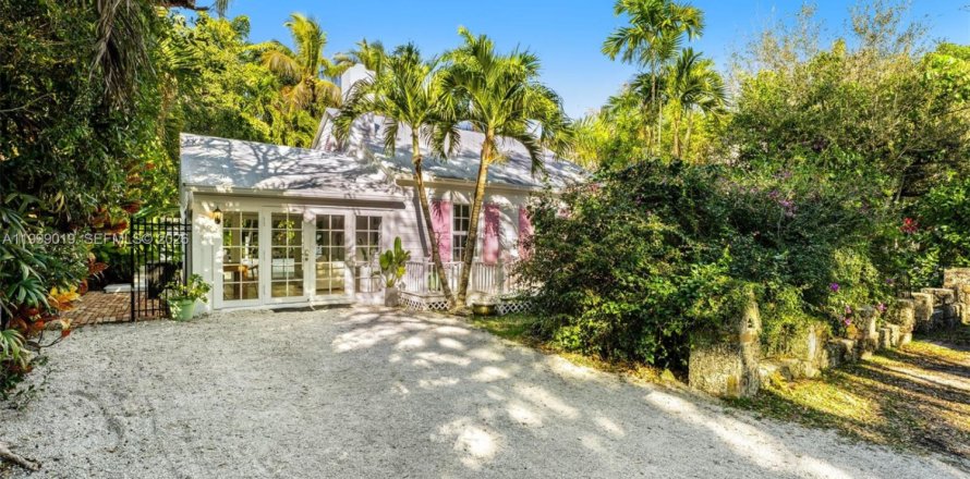 Land in Miami, Florida № 2060733