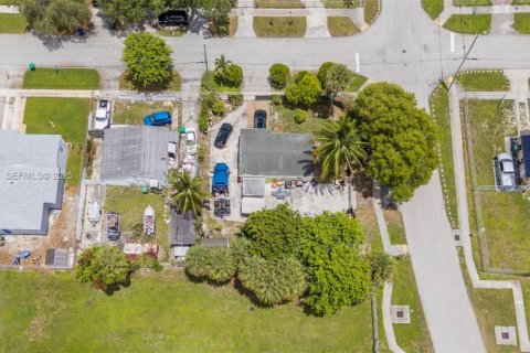 Casa en venta en Lauderhill, Florida, 3 dormitorios, 71.16 m2 № 1990191 - foto 1