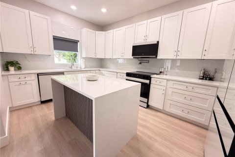 House in Mount Dora, Florida 4 bedrooms, 226.59 sq.m. № 2229149 - photo 2