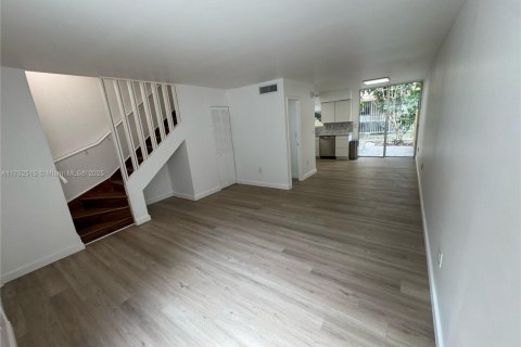 Touwnhouse à vendre à South Miami, Floride: 3 chambres, 90.12 m2 № 1726110 - photo 1