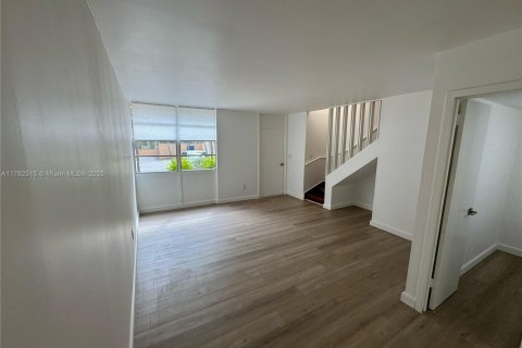 Touwnhouse à vendre à South Miami, Floride: 3 chambres, 90.12 m2 № 1726110 - photo 2