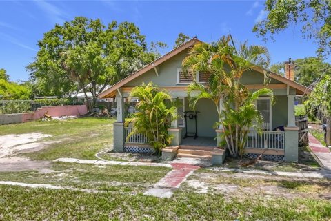 Commercial property in Tampa, Florida 5 bedrooms, 151.06 sq.m. № 2198228