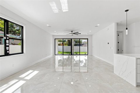 Villa ou maison à vendre à Tampa, Floride: 4 chambres, 293.11 m2 № 2299540 - photo 11