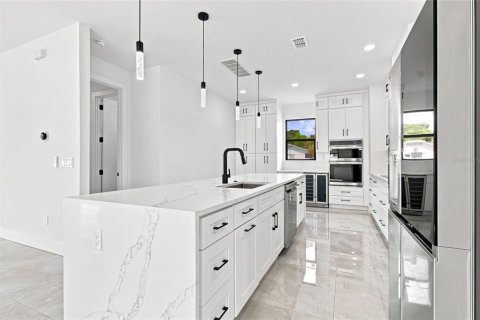 Villa ou maison à vendre à Tampa, Floride: 4 chambres, 293.11 m2 № 2299540 - photo 18