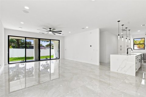 Villa ou maison à vendre à Tampa, Floride: 4 chambres, 293.11 m2 № 2299540 - photo 13
