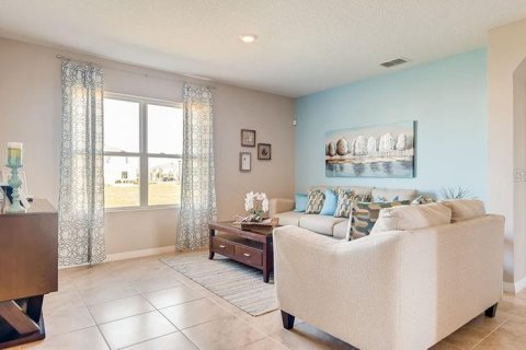 House in Winter Haven, Florida 4 bedrooms, 171.96 sq.m. № 1648394 - photo 11