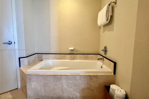 Condo in Sunny Isles Beach, Florida, 1 bedroom № 2087795 - photo 11