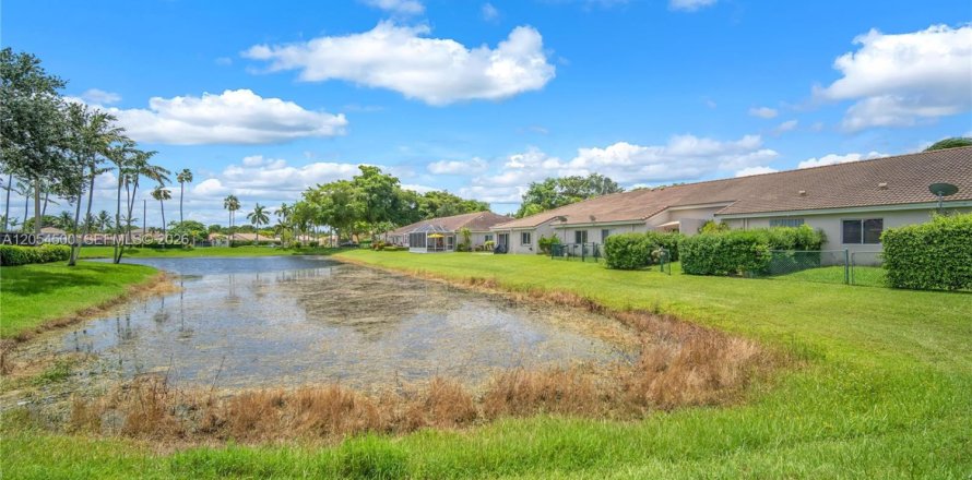 Townhouse in Miramar, Florida 2 bedrooms, 95.69 sq.m. № 2171503