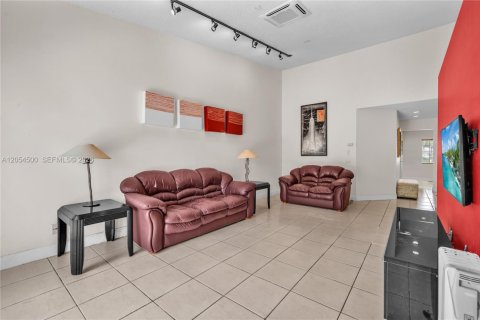 Townhouse in Miramar, Florida 2 bedrooms, 95.69 sq.m. № 2171503 - photo 21