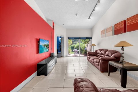 Townhouse in Miramar, Florida 2 bedrooms, 95.69 sq.m. № 2171503 - photo 7