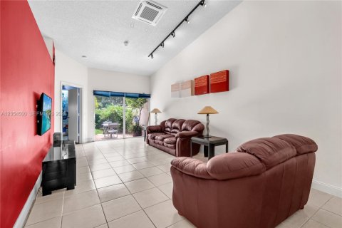 Townhouse in Miramar, Florida 2 bedrooms, 95.69 sq.m. № 2171503 - photo 22