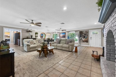 Villa ou maison à vendre à Belle Isle, Floride: 3 chambres, 188.22 m2 № 2425222 - photo 3
