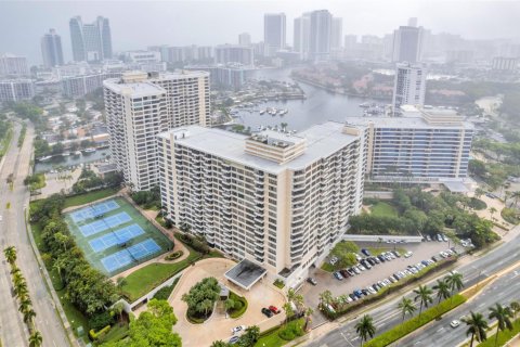 Condo in Hallandale Beach, Florida, 2 bedrooms  № 819260 - photo 1