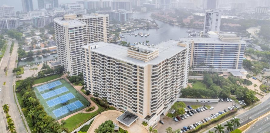 Condo in Hallandale Beach, Florida, 2 bedrooms  № 819260