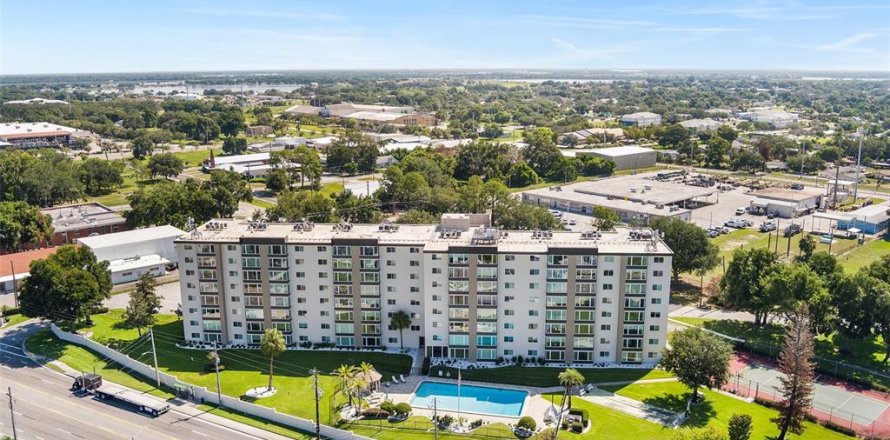 Condominio en Winter Haven, Florida, 2 dormitorios № 2217675