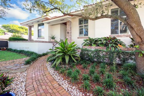 House in Miami, Florida 4 bedrooms, 204.66 sq.m. № 1965304 - photo 2