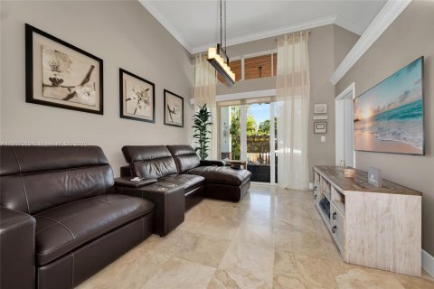 House in Miami, Florida 4 bedrooms, 204.66 sq.m. № 1965304 - photo 18