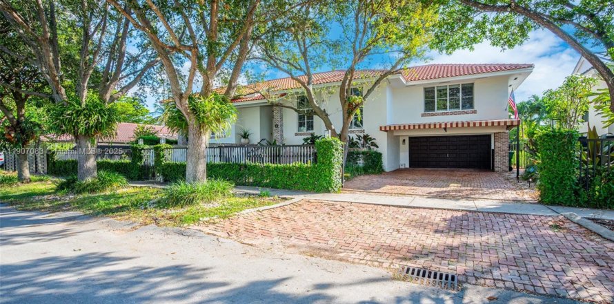 House in Miami, Florida 4 bedrooms, 204.66 sq.m. № 1965304