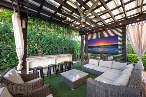 House in Miami, Florida 4 bedrooms, 204.66 sq.m. № 1965304 - photo 11