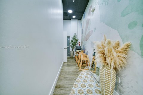 Commercial property in North Miami Beach, Florida № 1983227 - photo 21