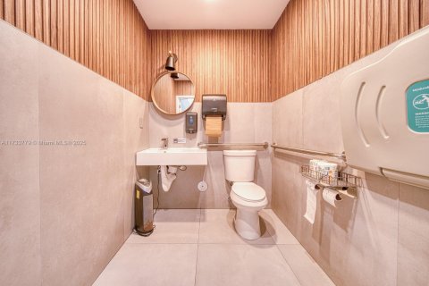Commercial property in North Miami Beach, Florida № 1983227 - photo 23