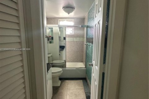 Condo in Hallandale Beach, Florida, 1 bedroom  № 1860607 - photo 6
