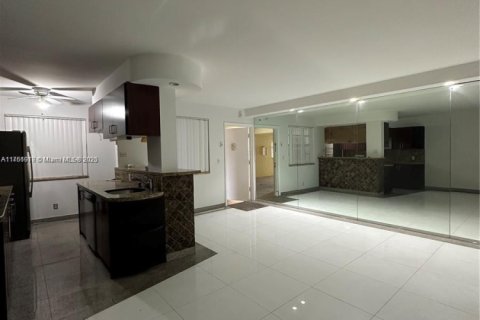 Condo in Hallandale Beach, Florida, 1 bedroom  № 1860607 - photo 4