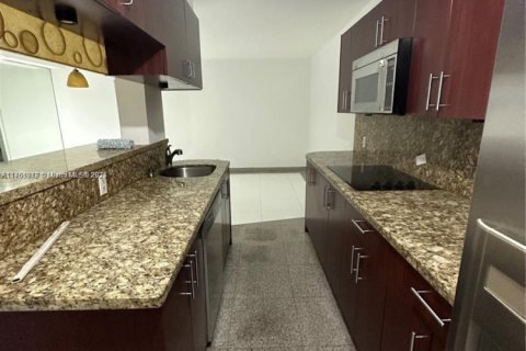 Condo in Hallandale Beach, Florida, 1 bedroom  № 1860607 - photo 1