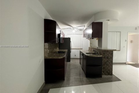 Condo in Hallandale Beach, Florida, 1 bedroom  № 1860607 - photo 10