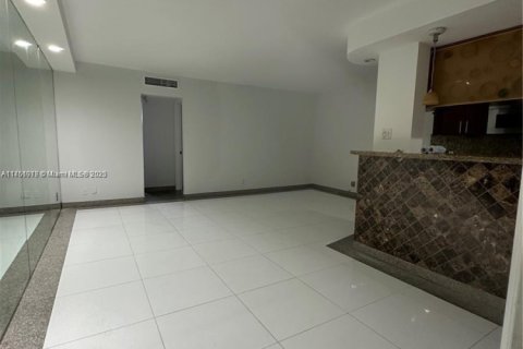 Condo in Hallandale Beach, Florida, 1 bedroom  № 1860607 - photo 11
